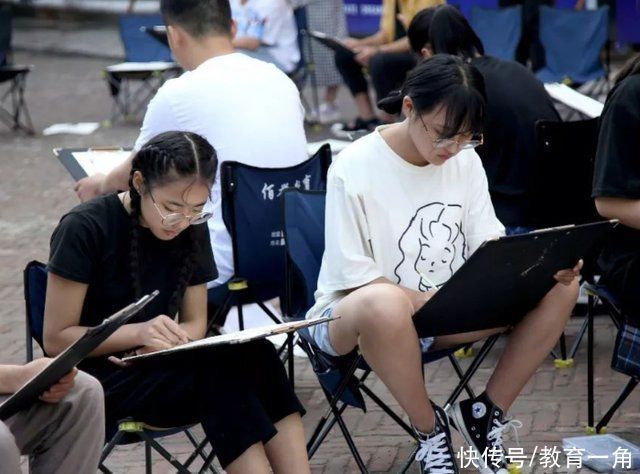 美术@初中生“画鸡腿”,原本以为是画着玩玩,最后却令同桌直流口水