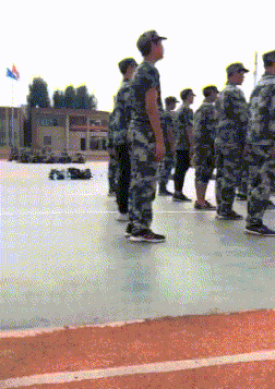 |搞笑GIF:在驾校这样练车 我就不信你练不好