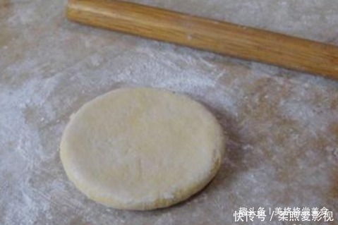做烙饼的时|做烙饼时,和面用的“水”很重要,只有用对水,烙饼松软还分层!