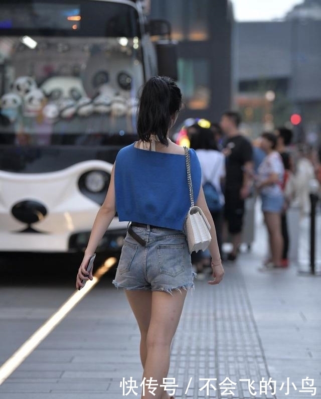 街头美女的另类造型,穿“露脐背心”秀身材,却把外套当“围巾”
