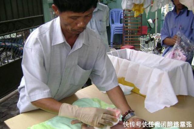 墓碑|他是100个孩子的“父亲”,但他同时亲手埋葬了超过2万名婴儿