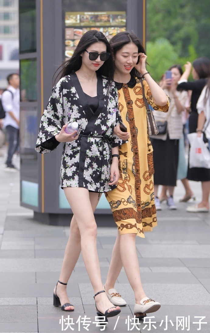 黑底加白色印花,给人一种鲜亮生动的感觉,穿搭起来也就更具美感