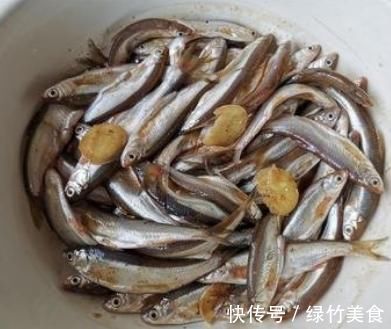 炸鱼时,用面粉还是淀粉?都不对!教你正确做法,酥脆鲜嫩特别香