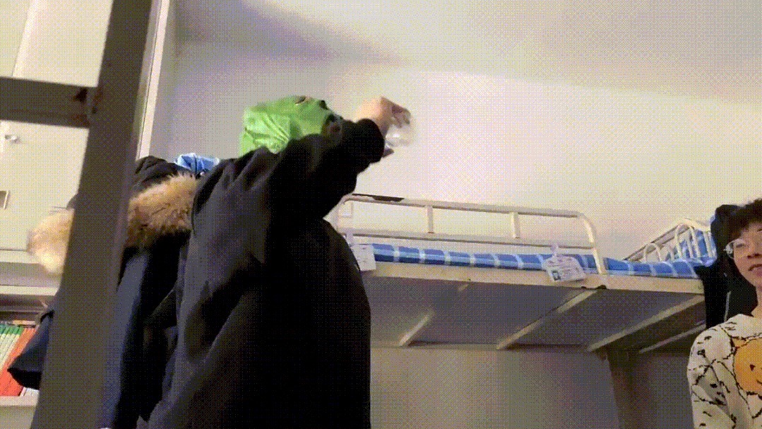 |搞笑GIF:看到妹子这个场景,真是感觉活得还不如一面墙啊