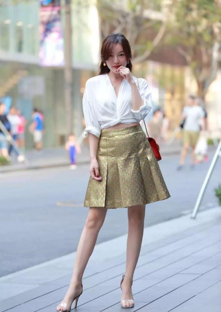 美女|美女姐姐金色半身裙,搭配白衬衫,让你的美换发光彩