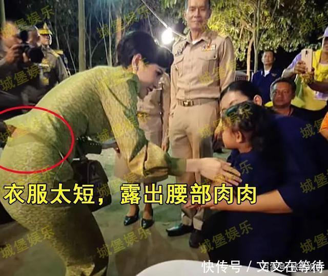  修身|诗妮娜学王后抱孩子，哪知上衣修身又太短，腰部肉肉都露出来了！