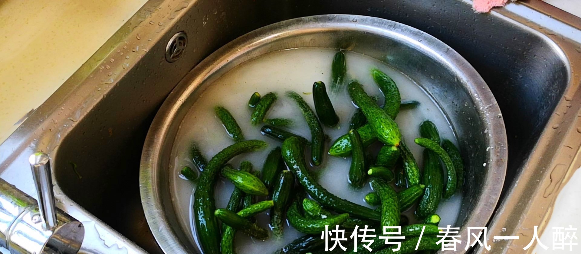 腌黄瓜时,只会加盐就外行了,多加1味调料,又脆又绿格外香!