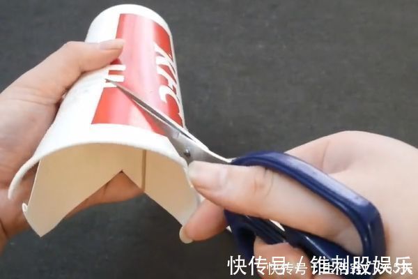 可乐|喝完的可乐杯子我再也不扔了,剪一剪放桌子上,10个人9个都需要