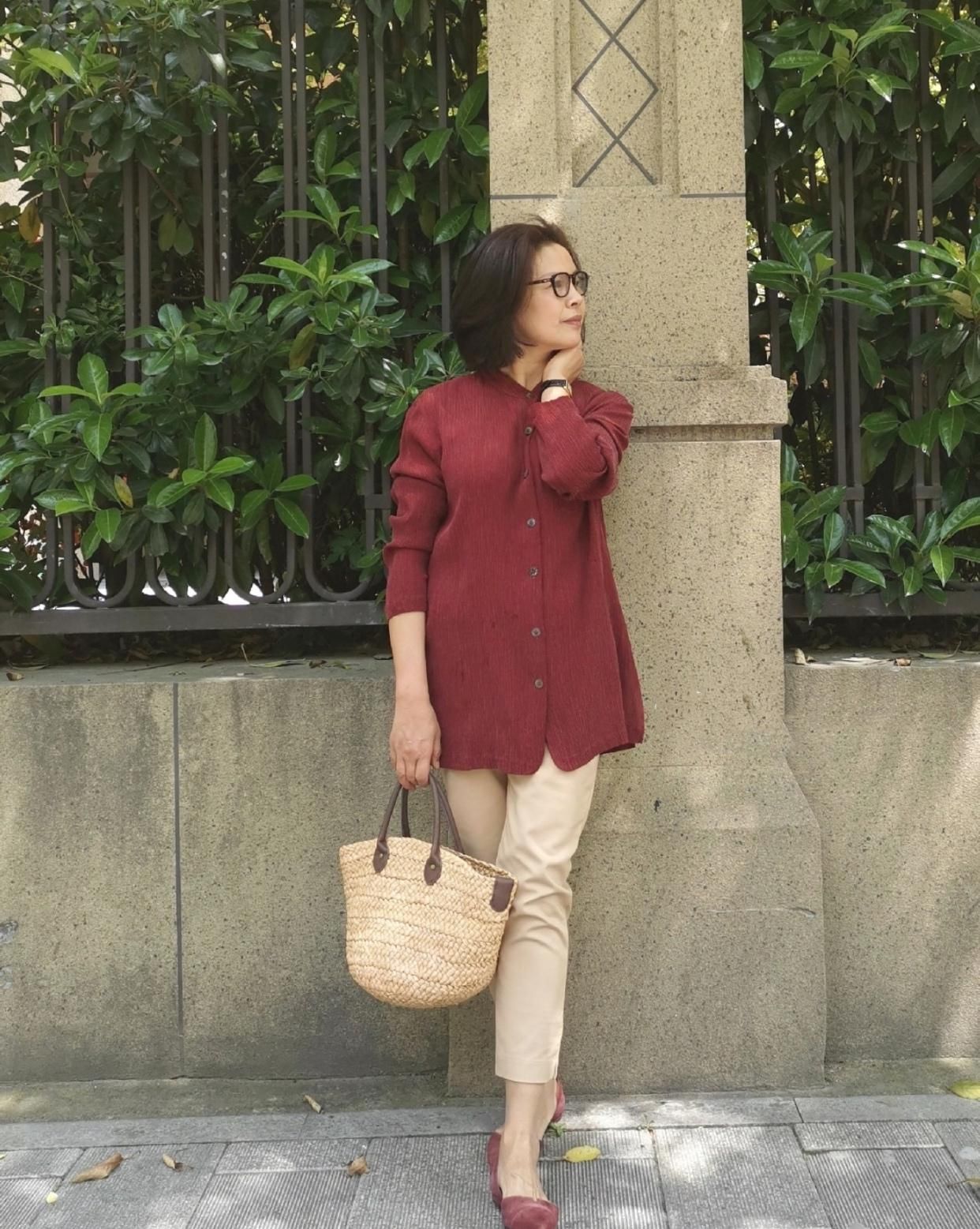 开春不穿裙子还可以穿什么？九分裤 平底鞋，六十岁女人穿好时髦