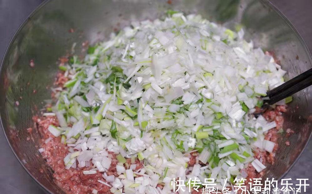 调羊肉馅很简单，牢记“2放2不放1窍门”，饺子鲜嫩无膻味，真香