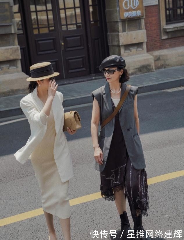 配色|55岁后该怎么穿?学习三木妈妈的夏季搭配,简约而有质感