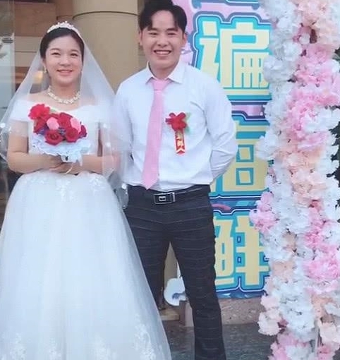 都是假象 “伴娘”比新娘还美,抢尽新娘风头,网友:到底是谁和谁结婚?