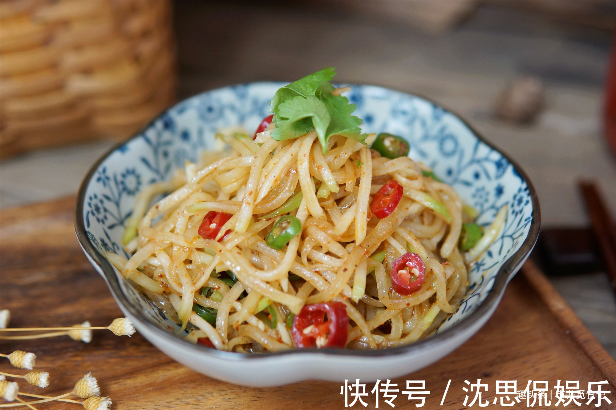 农家奶奶腌萝卜的好方法,12个小时就能吃,香辣可口,嘎嘣脆