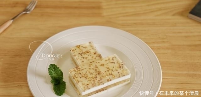 用牛奶搭配做个甜品,味道香营养好,老公孩子抢着吃