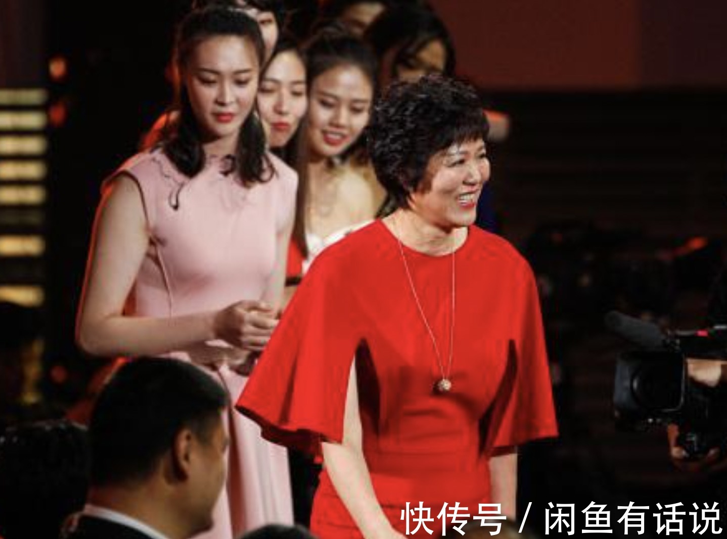 时髦|郎平认真打扮好惊艳!穿红色礼服裙优雅大气,配“大妈卷”也时髦