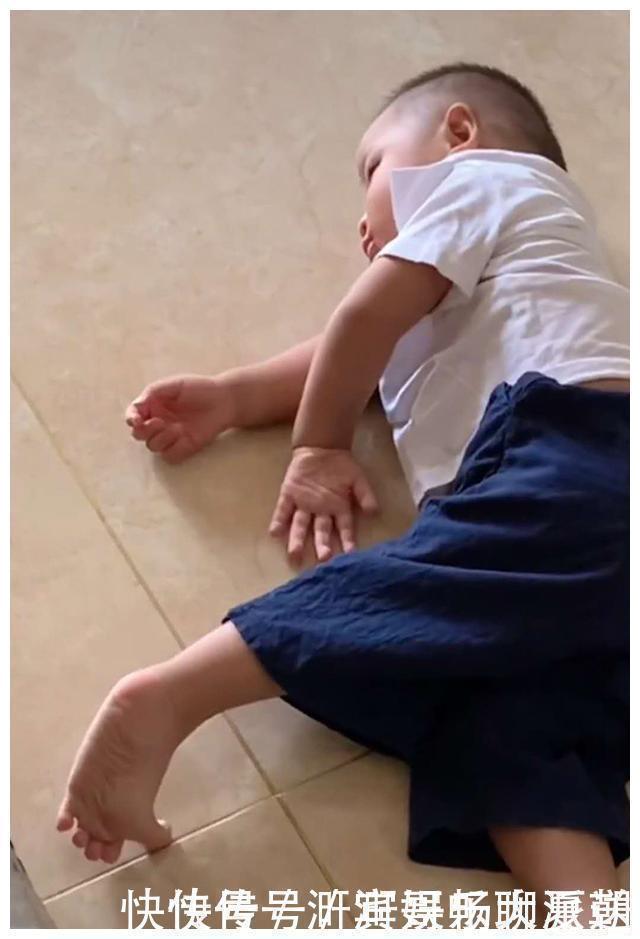 孩子|哥哥开学后,弟弟“颓废”度日,网友:没有人抢,玩具都不香了