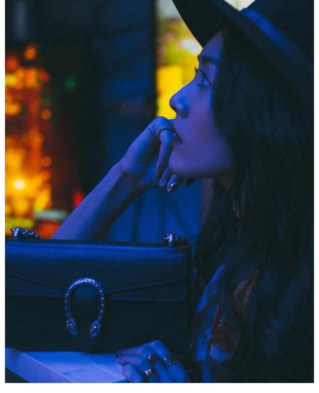 明艳动人|刘雯身穿红色印花裙明艳动人 戴宽檐帽复古迷人