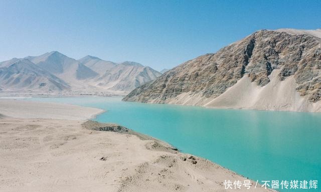 新疆白沙湖，水如镜面，边上还有一整座白沙山