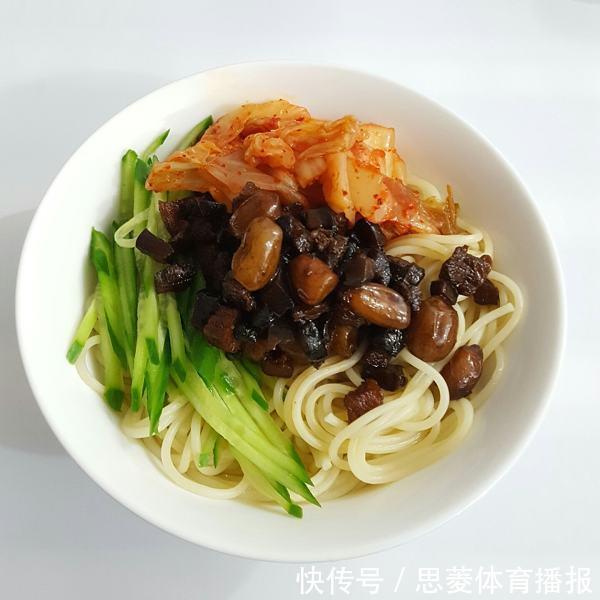 冬菇|美食推荐:生炖猪蹄,麻辣子鸡,三色蚝油花菜,香菇卤肉面