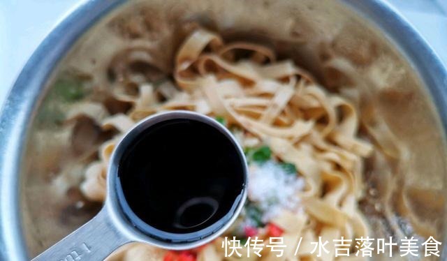 下饭|家常凉拌豆腐皮,2块钱做一大盘,鲜香下饭,大人孩子都爱吃!