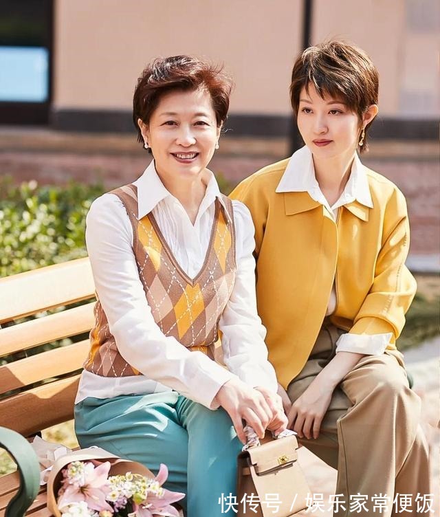 针织开衫 这才是五六十岁女人该有的打扮!她的减龄穿搭,优雅时髦又舒心!