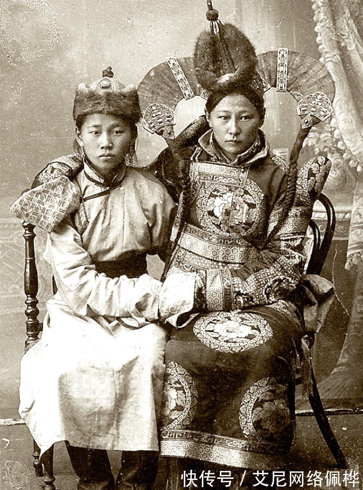巴图孟克|1900年喀尔喀蒙古女性服装老照片，穿着打扮很有民族特色