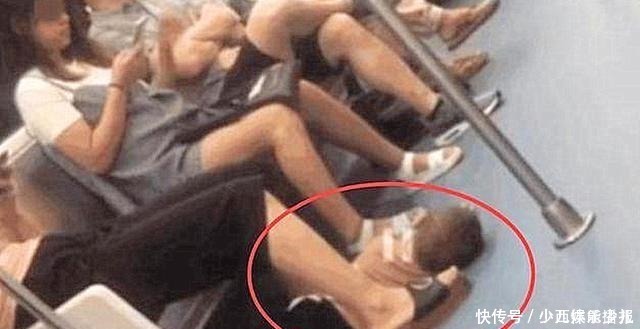 孩子|地铁上,一男孩趴在妈妈脚下,看到孩子的双手,乘客果断报警!