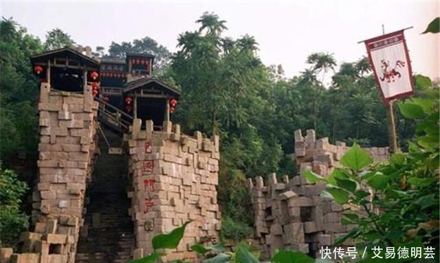四川有座千年塞堡，建筑周围3面是悬崖，堡中还有108道门