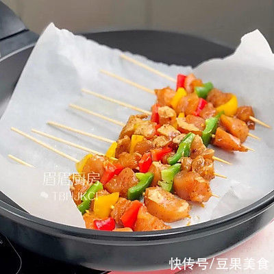 美味|这道彩椒鸡肉烤串美味下饭，连着吃都不腻