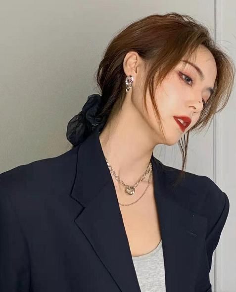  造型|袁立美得真招摇，绿色高跟鞋配大粉裙不俗气，超大项链成了亮点