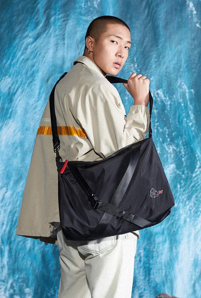 街拍!包有很多种,但潮男都背这款包