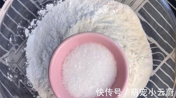 最近我家没少吃它，包一物按成饼，煎一煎出锅，外皮筋道馅香甜，美味