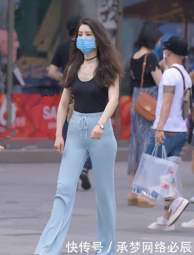 上头|“塞衣角”穿法席卷而来,囊括了时髦修身,难怪中年女士上头了!