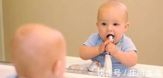 牙缝|宝宝多大开始刷牙?很多父母陷入了三个“误区”,难怪娃长龋齿