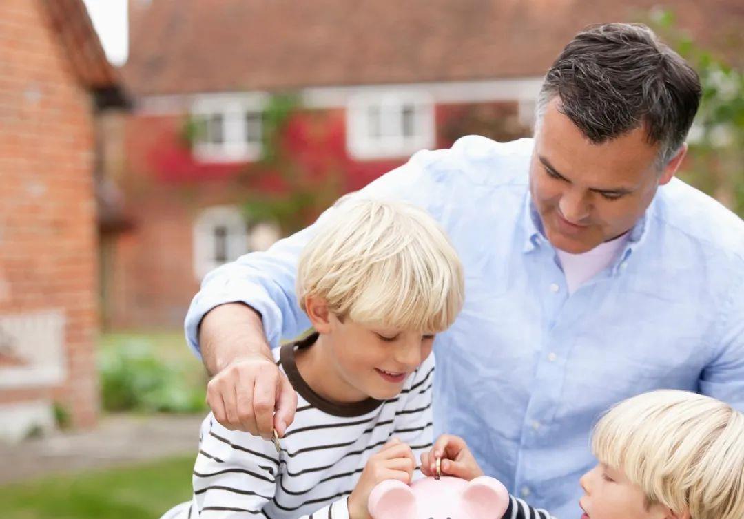 上有老下有小|当父母说“太贵,不能买”时,对孩子的伤害比我们想象中的还要大