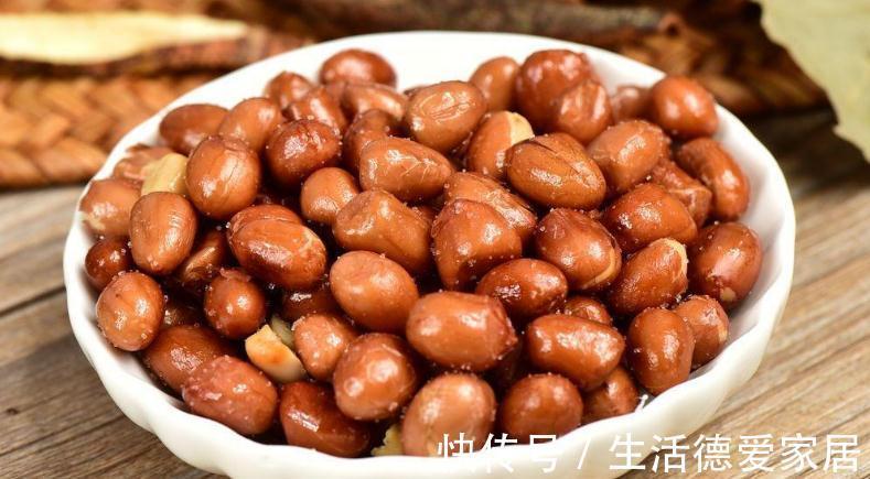 油炸花生米怎么做更酥脆?不要直接炸,多做两步,又酥又脆不回潮