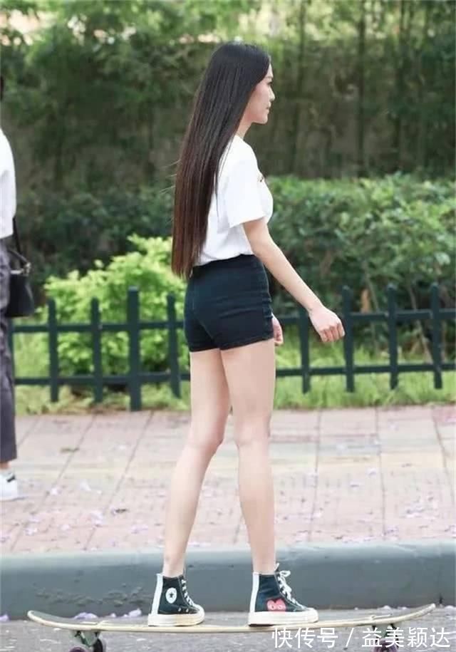 穿搭|街拍美女:长腿小姐姐穿搭热裤玩滑板,性感美丽十分迷人