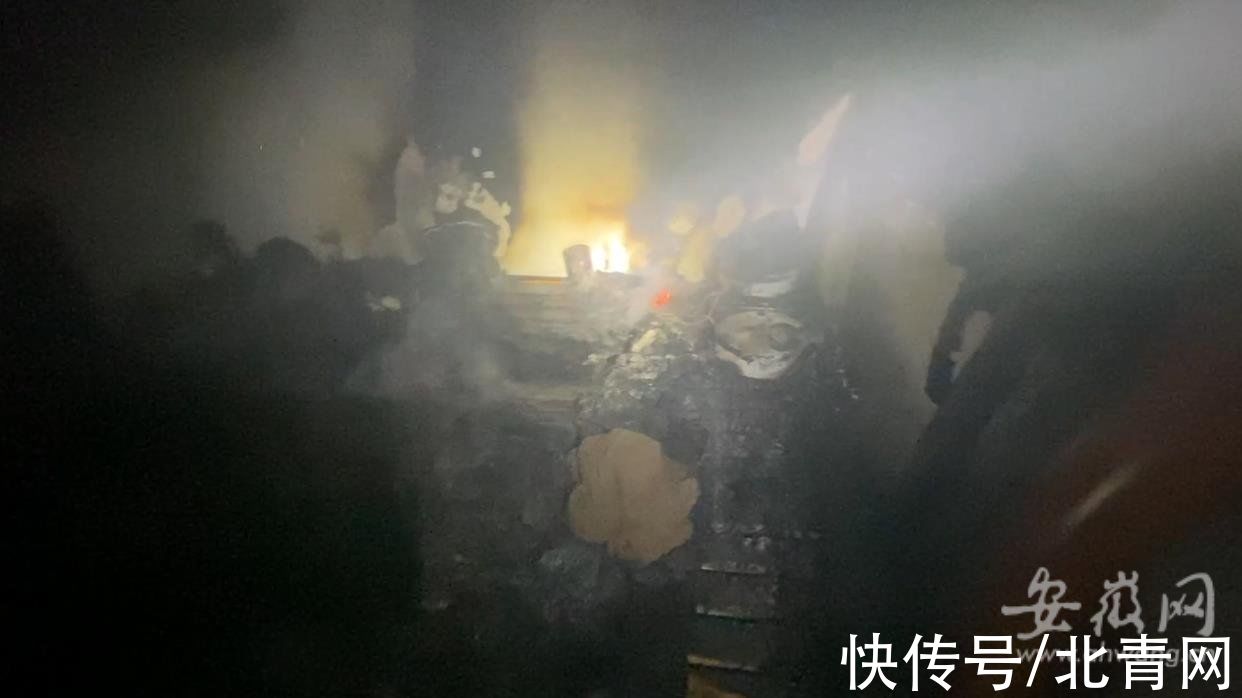 火场|熨衣服引发火灾致1名老人被困 芜湖消防员火场救人