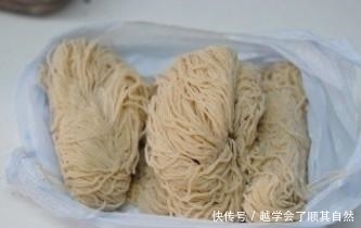 炸酱面一学就会,复刻韩国大厨做法,超美味酱香浓郁,懒人必备