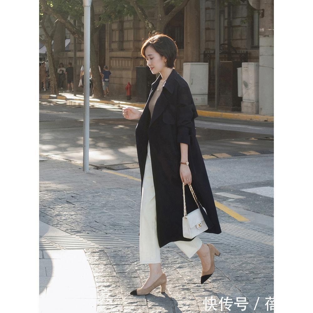 搭配|40岁女人穿风衣要“大气”,get这4个搭配重点,气质不俗反而高级