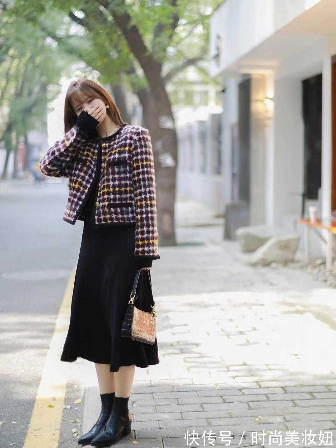 女生们|160的小个子,建议多穿“短外套+半身裙”,显高又提升气质