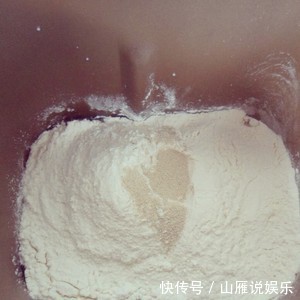 香甜|3个鸡蛋,一碗面,不用蒸,不用煮,教你做出暄软香甜的小面包
