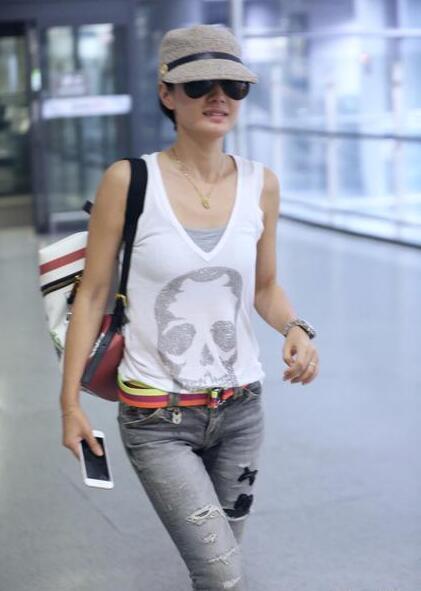 素颜|马伊琍够任性,素颜走机场,白色背心配破洞牛仔裤,依然高级时髦