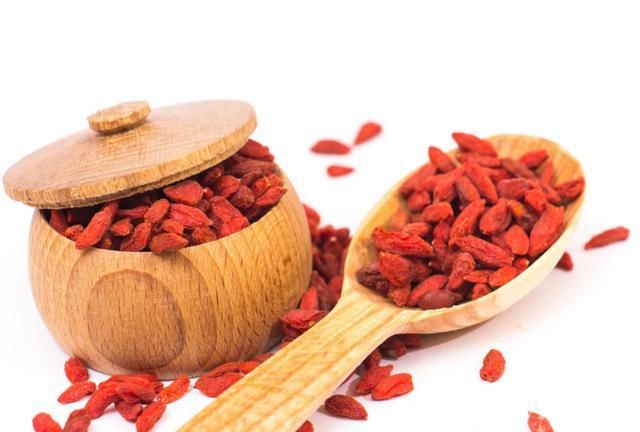 枸杞干吃好还是泡水喝好？不知道这几点，营养只会白白浪费