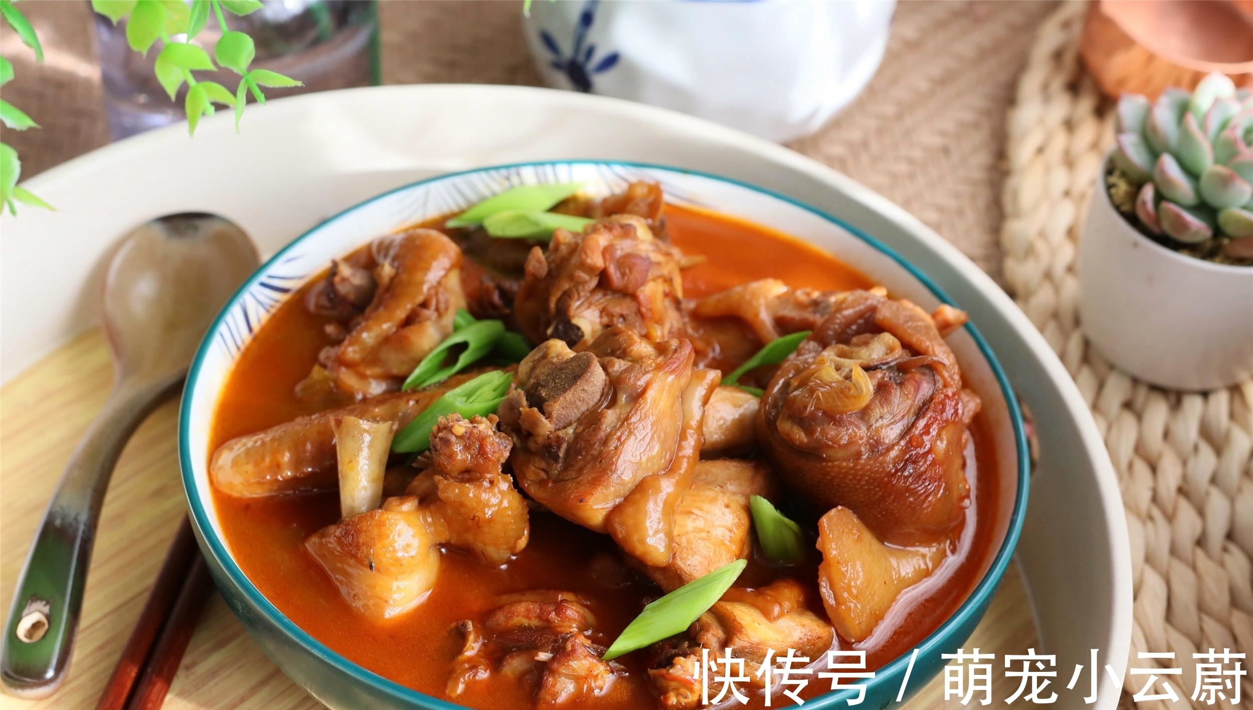 做黄焖鸡，土豆香菇别乱加，记住加“3酱”，鸡肉香，汤浓郁下饭