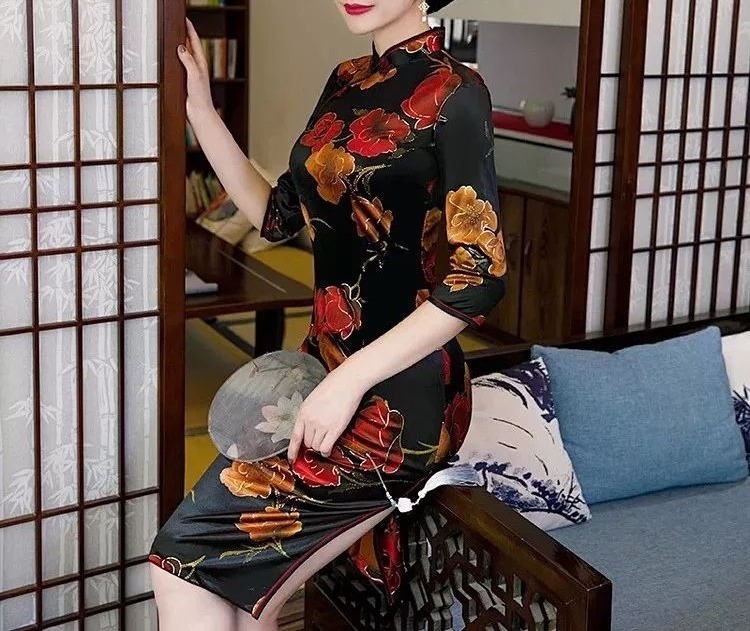 旗袍开衩仅仅是一道线,就将旗袍的风韵掩映勾勒到了极致