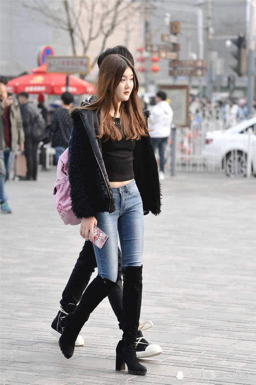 紧身牛仔裤搭配过膝靴,要选择高跟款式更好看,衬托出精致时尚