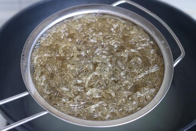 关键点|做肉末炒粉条，记住两个关键点，不管放多久，粉条都不粘不坨