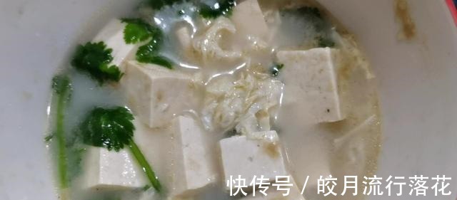 野生鲫鱼汤这么烧,汤鲜色白没有刺,宝妈们快收藏好!