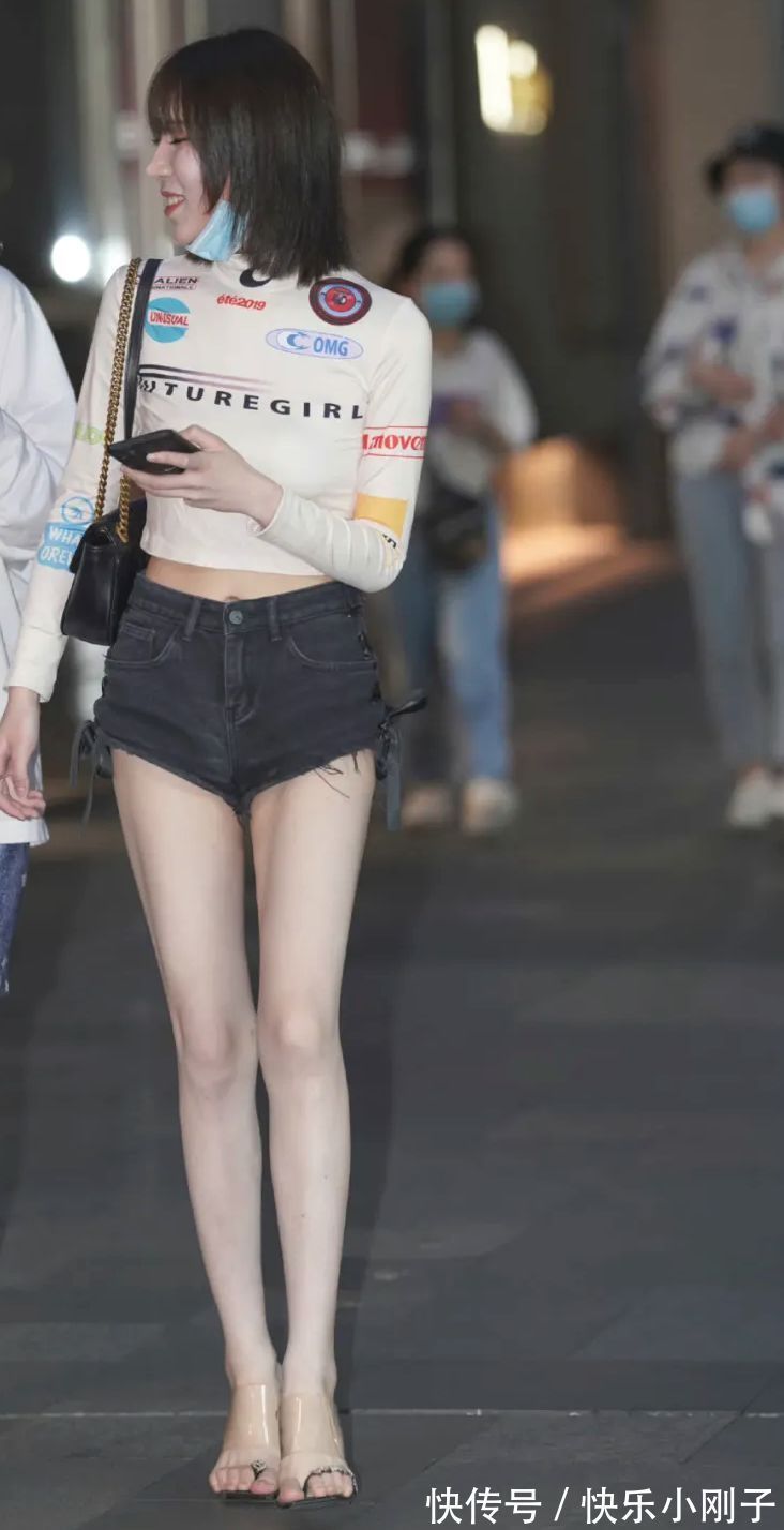 高跟凉鞋 牛仔短裤搭配长袖衫高跟鞋,秀出身材苗条腿!